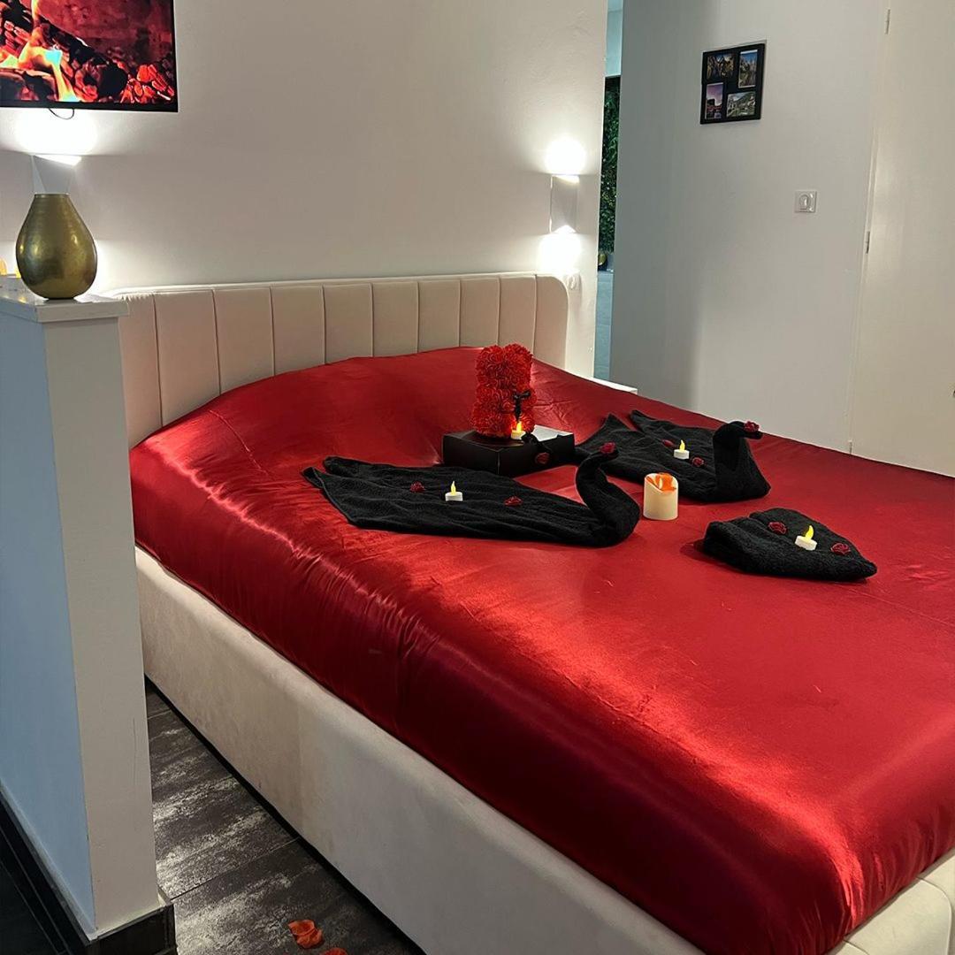 Love Room: Aux Plaisirs Des Sens Jacuzzi Prive بارْ المظهر الخارجي الصورة