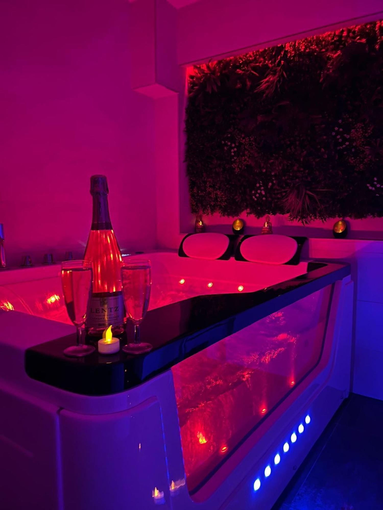 Love Room: Aux Plaisirs Des Sens Jacuzzi Prive بارْ المظهر الخارجي الصورة