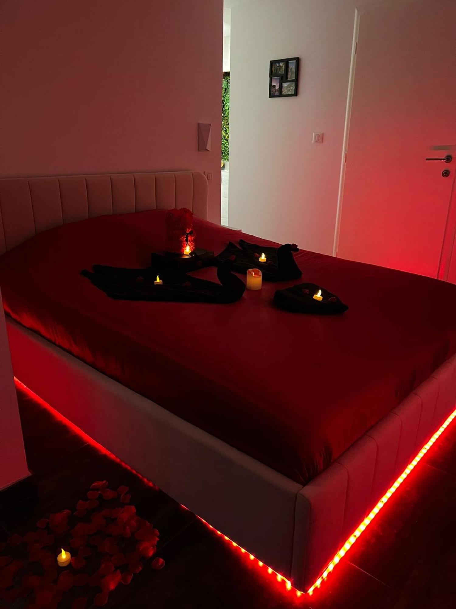 Love Room: Aux Plaisirs Des Sens Jacuzzi Prive بارْ المظهر الخارجي الصورة