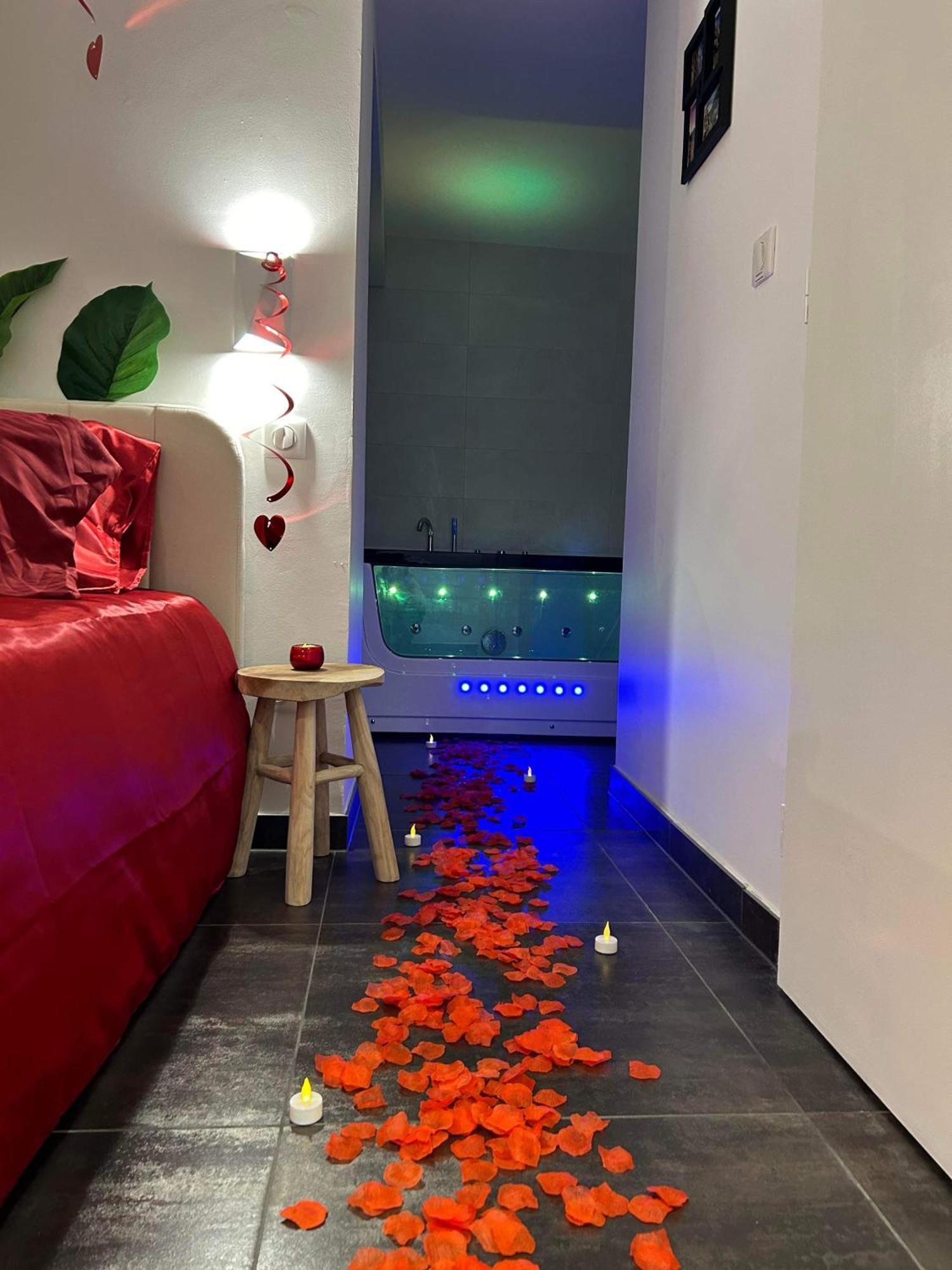 Love Room: Aux Plaisirs Des Sens Jacuzzi Prive بارْ المظهر الخارجي الصورة